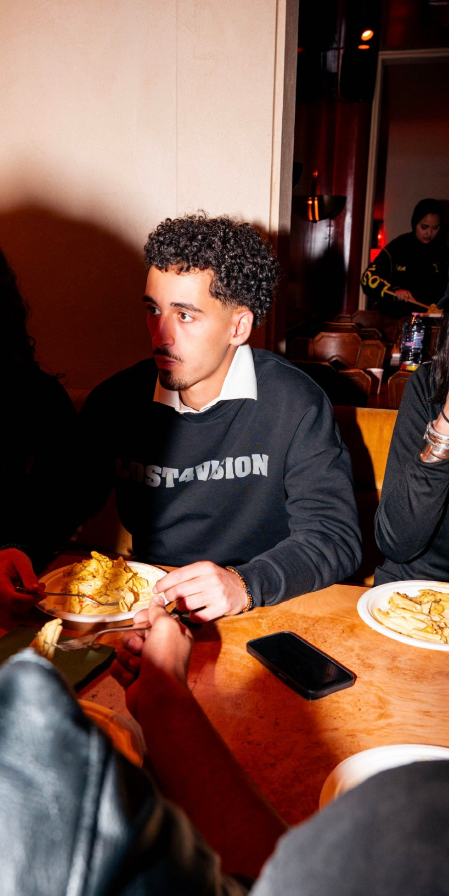 BLACK ESSENTIAL SWEATER