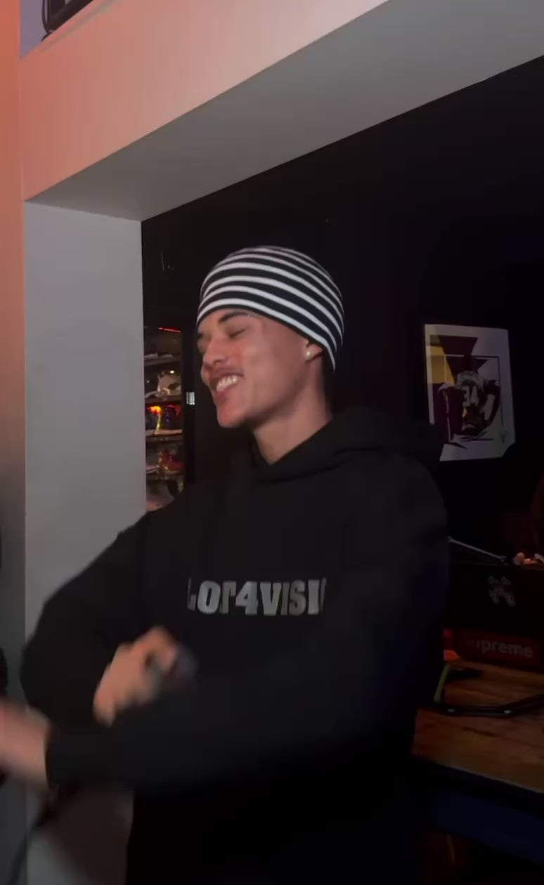 BLACK ESSENTIAL HOODIE